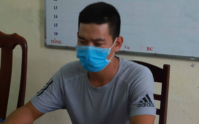 Lao vào đấm công an phường vì bị phát hiện đang uống cà phê ở quán giữa mùa COVID-19 - Hình 2 Lao vao dam cong an phuong vi bi phat hien dang uong ca phe o quan giua mua COVID-19-Hinh-2