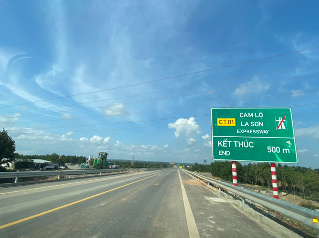 Cận cảnh tuyến cao tốc Cam Lộ - La Sơn trước ngày thông xe - Hình 10 Can canh tuyen cao toc Cam Lo - La Son truoc ngay thong xe-Hinh-10