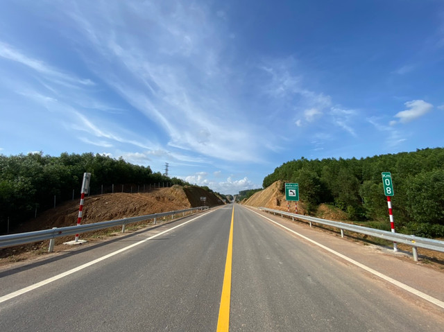 Cận cảnh tuyến cao tốc Cam Lộ - La Sơn trước ngày thông xe - Hình 4 Can canh tuyen cao toc Cam Lo - La Son truoc ngay thong xe-Hinh-4