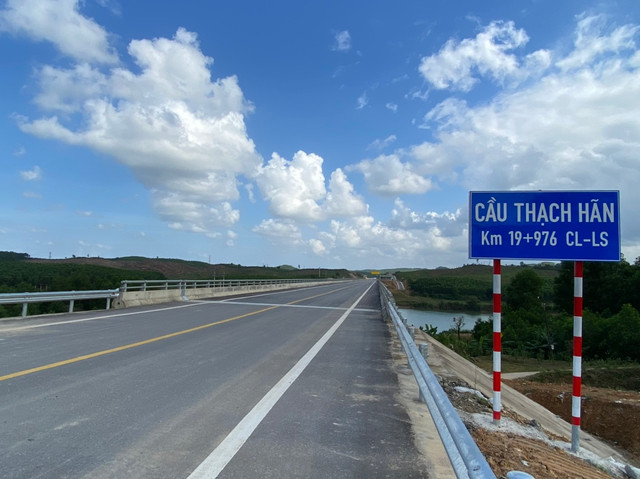 Cận cảnh tuyến cao tốc Cam Lộ - La Sơn trước ngày thông xe - Hình 7 Can canh tuyen cao toc Cam Lo - La Son truoc ngay thong xe-Hinh-7