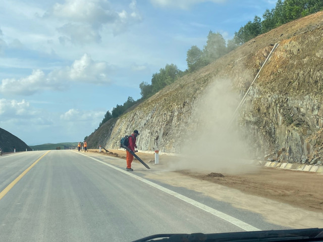 Cận cảnh tuyến cao tốc Cam Lộ - La Sơn trước ngày thông xe - Hình 5 Can canh tuyen cao toc Cam Lo - La Son truoc ngay thong xe-Hinh-5