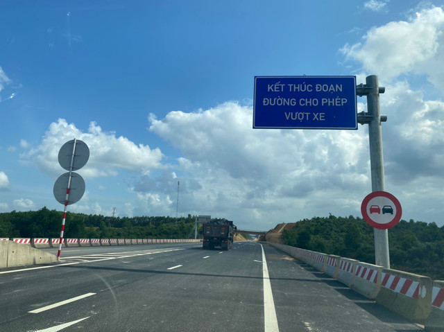 Cận cảnh tuyến cao tốc Cam Lộ - La Sơn trước ngày thông xe - Hình 3 Can canh tuyen cao toc Cam Lo - La Son truoc ngay thong xe-Hinh-3