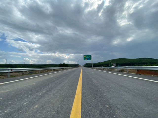 Cận cảnh tuyến cao tốc Cam Lộ - La Sơn trước ngày thông xe - Hình 9 Can canh tuyen cao toc Cam Lo - La Son truoc ngay thong xe-Hinh-9