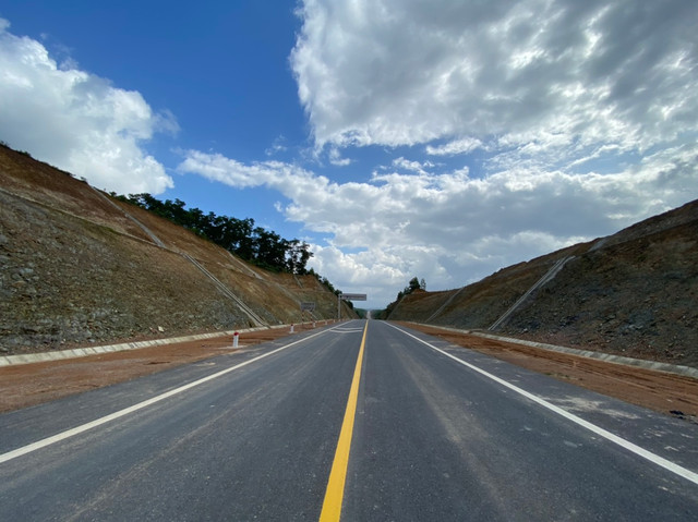 Cận cảnh tuyến cao tốc Cam Lộ - La Sơn trước ngày thông xe - Hình 8 Can canh tuyen cao toc Cam Lo - La Son truoc ngay thong xe-Hinh-8