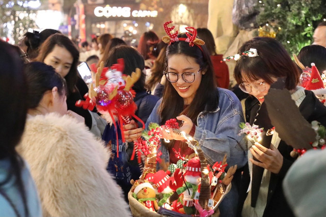 Nhung hinh anh ruc ro cua Ha Noi truoc them Giang sinh-Hinh-3