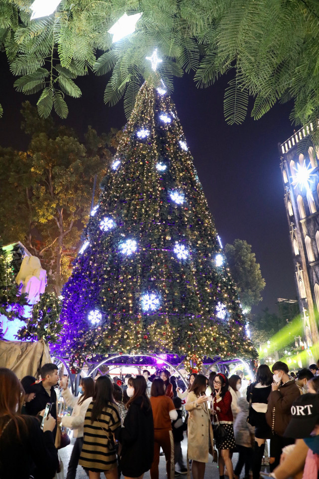 Nhung hinh anh ruc ro cua Ha Noi truoc them Giang sinh-Hinh-2