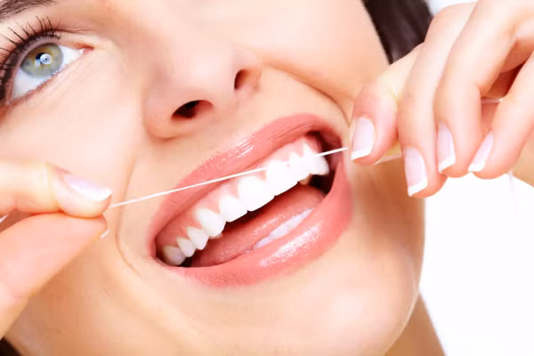 Su dung chi nha khoa lam sach rang nhu the nao moi dung cach?-Hinh-9