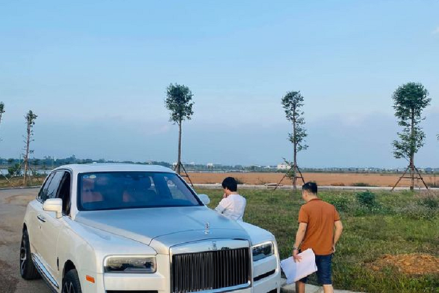 Ngắm Rolls-Royce Cullinan hơn 40 tỷ của CEO cầm đồ lớn nhất Việt Nam - Hình 4 Ngam Rolls-Royce Cullinan hon 40 ty cua CEO cam do lon nhat Viet Nam-Hinh-4