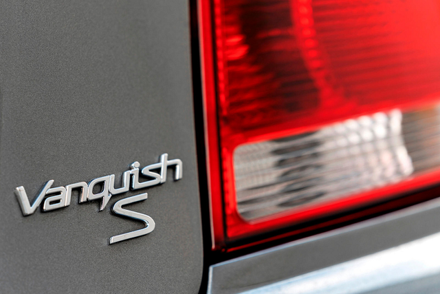 Ngắm Aston Martin V12 Vanquish cùng điệp viên 007 thế hệ đầu tiên - Hình 8 Ngam Aston Martin V12 Vanquish cung diep vien 007 the he dau tien-Hinh-8