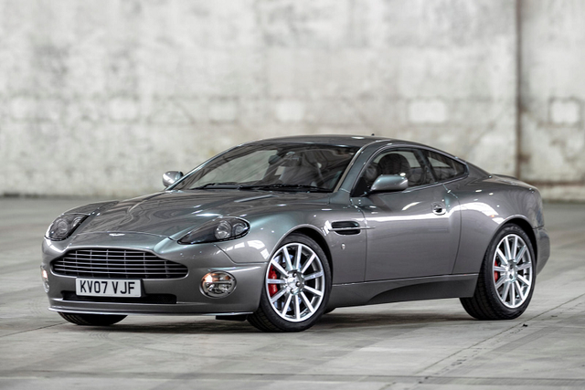 Ngắm Aston Martin V12 Vanquish cùng điệp viên 007 thế hệ đầu tiên - Hình 3 Ngam Aston Martin V12 Vanquish cung diep vien 007 the he dau tien-Hinh-3