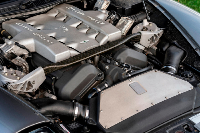 Ngắm Aston Martin V12 Vanquish cùng điệp viên 007 thế hệ đầu tiên - Hình 6 Ngam Aston Martin V12 Vanquish cung diep vien 007 the he dau tien-Hinh-6