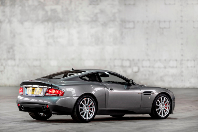 Ngắm Aston Martin V12 Vanquish cùng điệp viên 007 thế hệ đầu tiên - Hình 9 Ngam Aston Martin V12 Vanquish cung diep vien 007 the he dau tien-Hinh-9