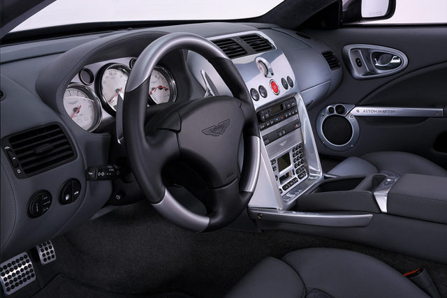 Ngắm Aston Martin V12 Vanquish cùng điệp viên 007 thế hệ đầu tiên - Hình 4 Ngam Aston Martin V12 Vanquish cung diep vien 007 the he dau tien-Hinh-4