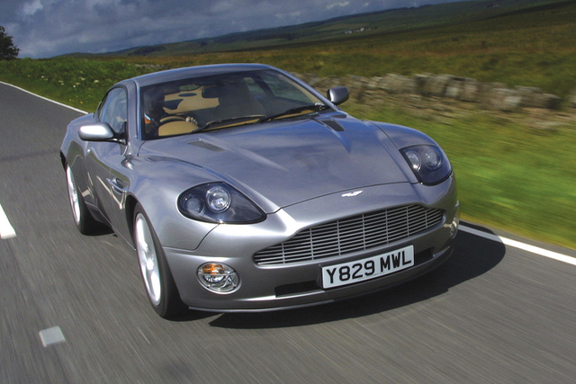 Ngắm Aston Martin V12 Vanquish cùng điệp viên 007 thế hệ đầu tiên - Hình 10 Ngam Aston Martin V12 Vanquish cung diep vien 007 the he dau tien-Hinh-10