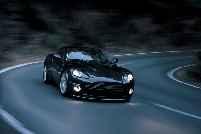 Ngắm Aston Martin V12 Vanquish cùng điệp viên 007 thế hệ đầu tiên - Hình 11 Ngam Aston Martin V12 Vanquish cung diep vien 007 the he dau tien-Hinh-11