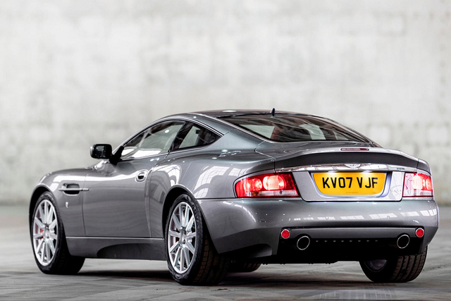 Ngắm Aston Martin V12 Vanquish cùng điệp viên 007 thế hệ đầu tiên - Hình 7 Ngam Aston Martin V12 Vanquish cung diep vien 007 the he dau tien-Hinh-7