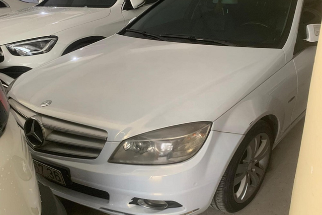 "Soi" dàn xe sang của ông trùm đường dây đánh bạc hơn 30.000 tỷ - Hình 5 Tại Việt Nam, Porsche Panamera có giá chính hãng từ 5,31 tỷ đồng cho đến 11,8 tỷ đồng. Ở bản tiêu chuẩn, Porsche Panamera được trang bị động cơ V6, tăng áp kép, dung tích 3.0 lít, sản sinh công suất tối đa 330 mã lực và mô-men xoắn cực đại lên tới 450 Nm. Mẫu xe này có khả năng tăng tốc từ vị trí xuất phát lên 100 km/h chỉ trong thời gian 5,7 giây trước khi đạt tốc độ tối đa 264 km/h.