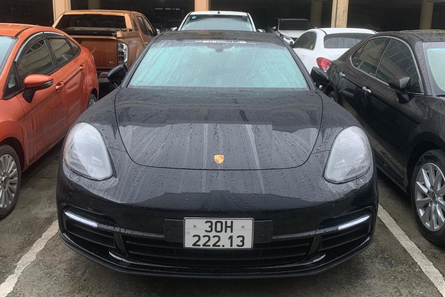 "Soi" dàn xe sang của ông trùm đường dây đánh bạc hơn 30.000 tỷ - Hình 4 Ấn tượng nhất trong dàn xe này có thể kể đến mẫu xe sang Porsche Panamera mang biển số 30H-222.13, giới luận biển cho rằng con số này vừa đẹp nhưng cũng mang ý nghĩa cực xấu. Trong đó, tam hoa 2 mang đến sự may mắn cho chủ xe nhưng chốt là con số 13 lại không hợp phong thủy với người châu Á, mang ý nghĩa xui xẻo.