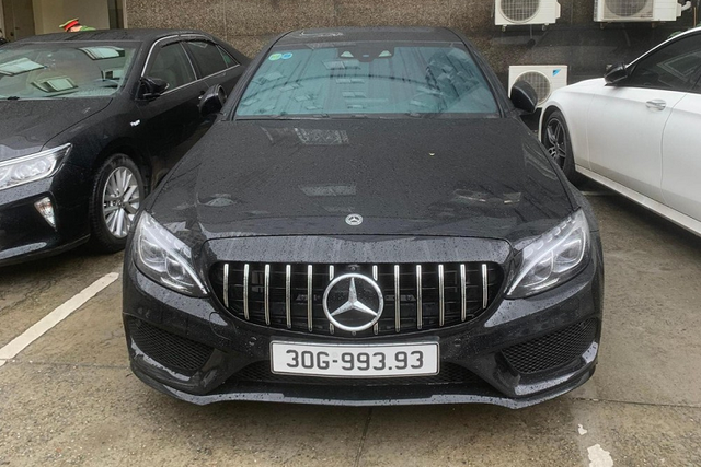 "Soi" dàn xe sang của ông trùm đường dây đánh bạc hơn 30.000 tỷ - Hình 7 "Trái tim" chiếc xe sang Mercedes-Benz S450 là khối động cơ xăng V6, dung tích 3.0 lít, sản sinh công suất tối đa 270 mã lực cùng mô-men xoắn cực đại 500 Nm tại dải tua máy. Động cơ này kết hợp với hộp số tự động 9 cấp 9G-Tronic và hệ dẫn động cầu sau. nhờ đó, Mercedes-Benz S450L có thể tăng tốc từ vị trí xuất phát lên 100 km/h trong 5,4 giây trước khi đạt vận tốc tối đa 250 km/h.