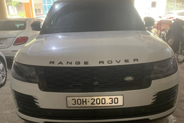 "Soi" dàn xe sang của ông trùm đường dây đánh bạc hơn 30.000 tỷ - Hình 8 Ngoài 2 chiếc xe Mercedes-Benz S450 của Hà Miên cùng 12 đối tượng còn lại di chuyển trên nhiều chiếc xe của thương hiệu Mercedes-Benz từ C200, C300, E300, E400 mui trần đến Mercedes-Benz GLC có giá từ 1,6 đến 3 tỷ đồng.
