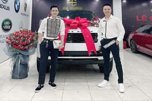 "Soi" dàn xe sang của ông trùm đường dây đánh bạc hơn 30.000 tỷ - Hình 3 Những hình ảnh được công an chia sẻ cho thấy, dàn xe này bao gồm những mẫu xe của Mercedes-Benz như S450, C200, C300, E400 mui trần..., những đối tượng trong đường dây đánh bạc có quy mô hơn 30.000 tỷ đồng do Hà "Miên" cầm đầu còn sở hữu Range Rover hay Porsche Panamera. Chiếc xe Porsche Panamera bị cơ quan chức năng thu giữ trong chuyên án bắt giữ Hà "Miên" cùng 12 đồng phạm