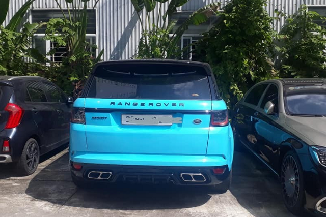 "Soi" dàn xe sang của ông trùm đường dây đánh bạc hơn 30.000 tỷ - Hình 9 Dòng xe SUV hạng sang Range Rover cũng được Hà "Miên" cùng các đối tượng trong đường dây đánh bạc khủng của mình mua đến 2 chiếc, ngoài xe Range Rover Sport độ body kit của bản SVR và dán ngoại thất màu xanh ngọc ra, còn có một chiếc xe Range Rover Autobiography đời mới có giá hơn 10 tỷ đồng.