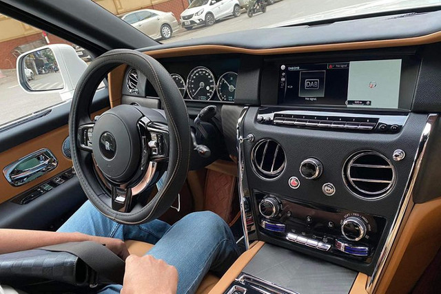 Ngắm Rolls-Royce Cullinan hơn 40 tỷ của CEO cầm đồ lớn nhất Việt Nam - Hình 5 Ngam Rolls-Royce Cullinan hon 40 ty cua CEO cam do lon nhat Viet Nam-Hinh-5