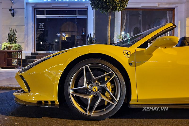 Ngắm Ferrari F8 Spider hơn 20 tỷ “độ” Novitec độc nhất Việt Nam - Hình 6 Ngam Ferrari F8 Spider hon 20 ty “do” Novitec doc nhat Viet Nam-Hinh-6