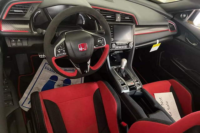 Ngắm Honda Civic Type R tại Việt Nam, giá khoảng hơn 3 tỷ đồng - Hình 5 Ngam Honda Civic Type R tai Viet Nam, gia khoang hon 3 ty dong-Hinh-5