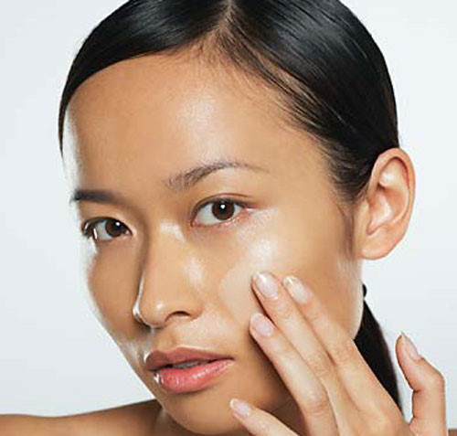 Chăm sóc da dầu thế nào để không bóng nhờn trong ngày hè oi bức? Cham soc da dau the nao de khong bong nhon trong ngay he oi buc?