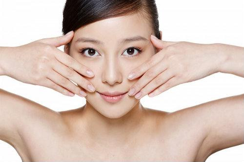 Những bí quyết chăm sóc da dành riêng cho chị em đi du lịch - Hình 10 Nhung bi quyet cham soc da danh rieng cho chi em di du lich-Hinh-10