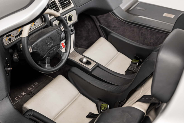 Rao bán Mercedes CLK GTR Roadster chạy 21 năm giá 248 tỷ đồng - Hình 3 Rao ban Mercedes CLK GTR Roadster chay 21 nam gia 248 ty dong-Hinh-3