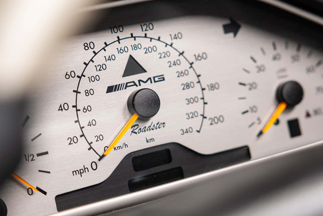Rao bán Mercedes CLK GTR Roadster chạy 21 năm giá 248 tỷ đồng - Hình 6 Rao ban Mercedes CLK GTR Roadster chay 21 nam gia 248 ty dong-Hinh-6