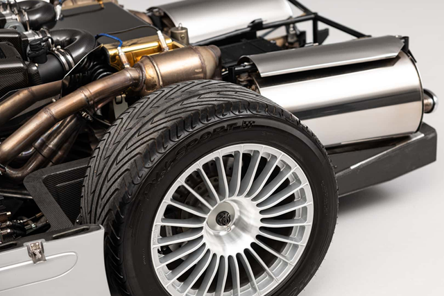 Rao bán Mercedes CLK GTR Roadster chạy 21 năm giá 248 tỷ đồng - Hình 4 Rao ban Mercedes CLK GTR Roadster chay 21 nam gia 248 ty dong-Hinh-4