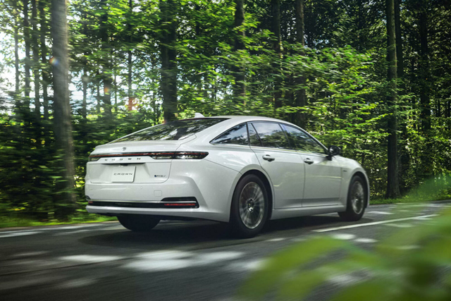 Toyota Crown Sedan 2024 chốt giá bán từ 1,2 tỷ đồng - Hình 2 Toyota Crown Sedan 2024 chot gia ban tu 1,2 ty dong-Hinh-2