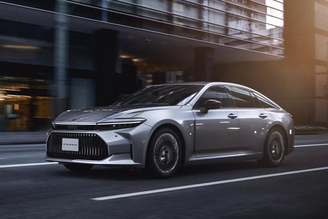Toyota Crown Sedan 2024 chốt giá bán từ 1,2 tỷ đồng Toyota Crown Sedan 2024 chot gia ban tu 1,2 ty dong