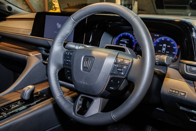 Cận cảnh Toyota Crown Sedan 2024 bộ trưởng “bằng xương, bằng thịt” - Hình 8 Can canh Toyota Crown Sedan 2024 bo truong “bang xuong, bang thit”-Hinh-8