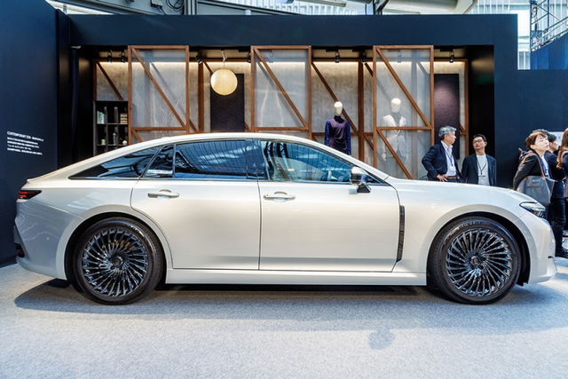 Cận cảnh Toyota Crown Sedan 2024 bộ trưởng “bằng xương, bằng thịt” - Hình 3 Can canh Toyota Crown Sedan 2024 bo truong “bang xuong, bang thit”-Hinh-3