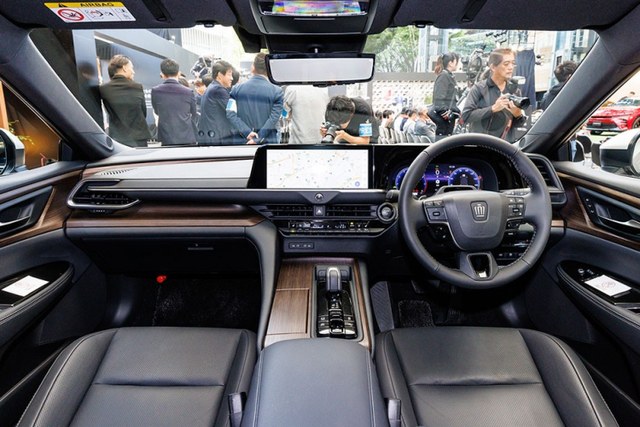 Cận cảnh Toyota Crown Sedan 2024 bộ trưởng “bằng xương, bằng thịt” - Hình 7 Can canh Toyota Crown Sedan 2024 bo truong “bang xuong, bang thit”-Hinh-7