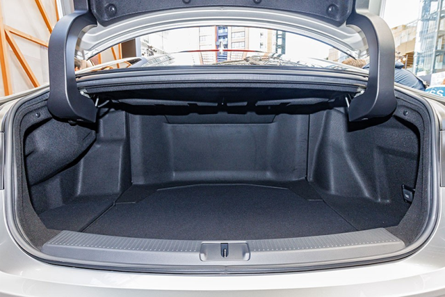 Cận cảnh Toyota Crown Sedan 2024 bộ trưởng “bằng xương, bằng thịt” - Hình 12 Can canh Toyota Crown Sedan 2024 bo truong “bang xuong, bang thit”-Hinh-12