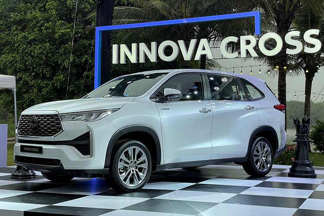 Toyota Innova Cross Hybrid giá gần 1 tỷ đồng tại Việt Nam có gì hay? Toyota Innova Cross Hybrid gia gan 1 ty dong tai Viet Nam co gi hay?