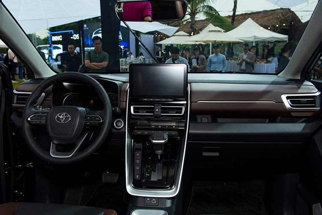 Toyota Innova Cross Hybrid giá gần 1 tỷ đồng tại Việt Nam có gì hay? - Hình 6 Toyota Innova Cross Hybrid gia gan 1 ty dong tai Viet Nam co gi hay?-Hinh-6