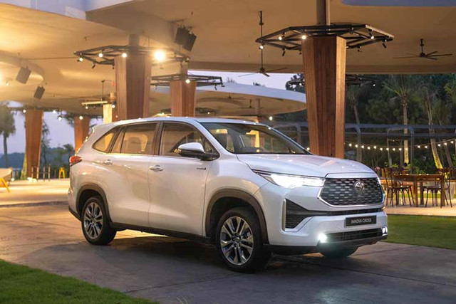 Toyota Innova Cross Hybrid giá gần 1 tỷ đồng tại Việt Nam có gì hay? - Hình 15 Toyota Innova Cross Hybrid gia gan 1 ty dong tai Viet Nam co gi hay?-Hinh-15