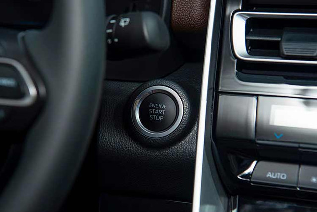 Toyota Innova Cross Hybrid giá gần 1 tỷ đồng tại Việt Nam có gì hay? - Hình 8 Toyota Innova Cross Hybrid gia gan 1 ty dong tai Viet Nam co gi hay?-Hinh-8