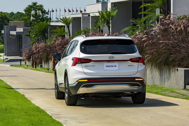 Hyundai SantaFe Hybrid giá thực tế chỉ 1,235 tỷ đồng - Hình 3 Hyundai SantaFe Hybrid gia thuc te chi 1,235 ty dong-Hinh-3