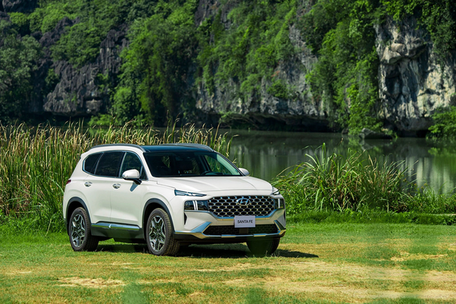 Hyundai SantaFe Hybrid giá thực tế chỉ 1,235 tỷ đồng - Hình 7 Hyundai SantaFe Hybrid gia thuc te chi 1,235 ty dong-Hinh-7
