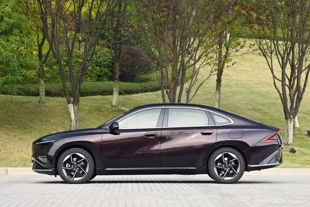 Chi tiết Wuling Starlight 2024 chỉ 288 triệu đồng - Hình 2 Chi tiet Wuling Starlight 2024 chi 288 trieu dong-Hinh-2