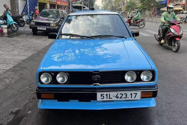 Cận cảnh Toyota Corolla gần 40 tuổi của đại gia Đặng Lê Nguyên Vũ Can canh Toyota Corolla gan 40 tuoi cua dai gia Dang Le Nguyen Vu