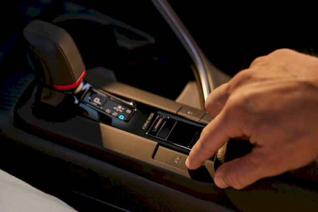 Cận cảnh Toyota C-HR 2024 từ 879 triệu đồng - Hình 9 Can canh Toyota C-HR 2024 tu 879 trieu dong-Hinh-9