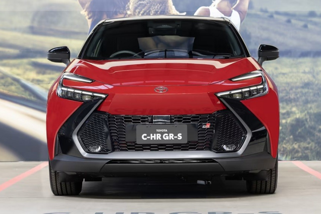 Cận cảnh Toyota C-HR 2024 từ 879 triệu đồng - Hình 3 Can canh Toyota C-HR 2024 tu 879 trieu dong-Hinh-3